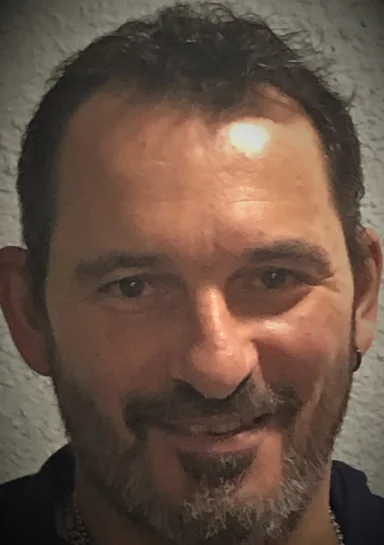 <img src="chemin/vers/ton-image.jpg" alt="Portrait de Cédric, praticien en voyance, radiesthésie et luminothérapie">