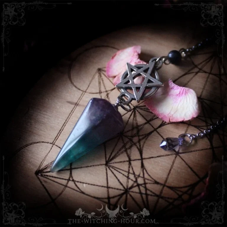 Pendentif en forme de cône avec un symbole mystique et des pétales de rose.